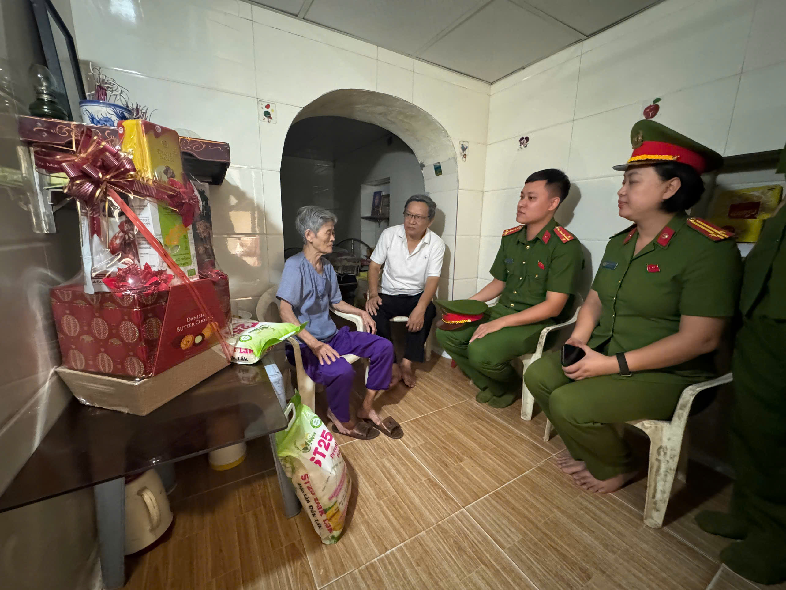Công an phường Lê Chân tiếp tục thực hiện mô hình “Cuối tuần không nghỉ - Phục vụ Nhân dân”, thiết thực chăm lo, hỗ trợ Nhân dân có hoàn cảnh khó khăn